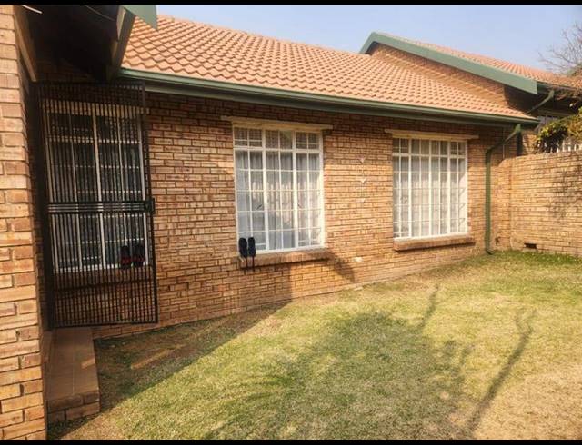 3 BEDROOM TOWNHOUSE FOR SALE IN CASTLEVIEW